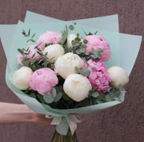 Букет з півоній з евкаліптом